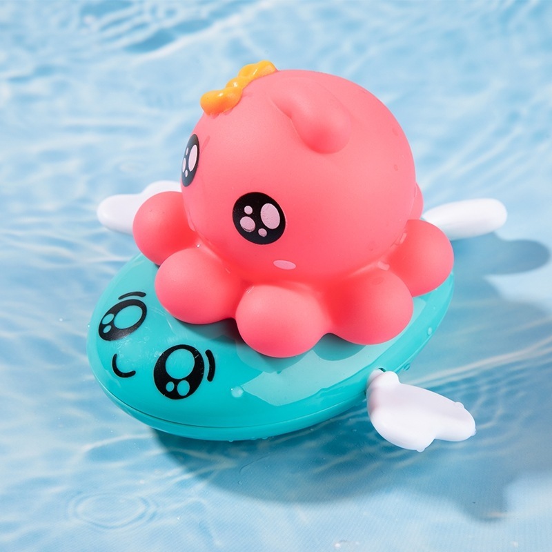 赤ちゃんのお風呂のおもちゃの子供の水泳の水遊びの小さいカメの花は男の子の女の子をこぼして音を震わせて水の小さいアヒルのおもちゃを遊びます。|undefined