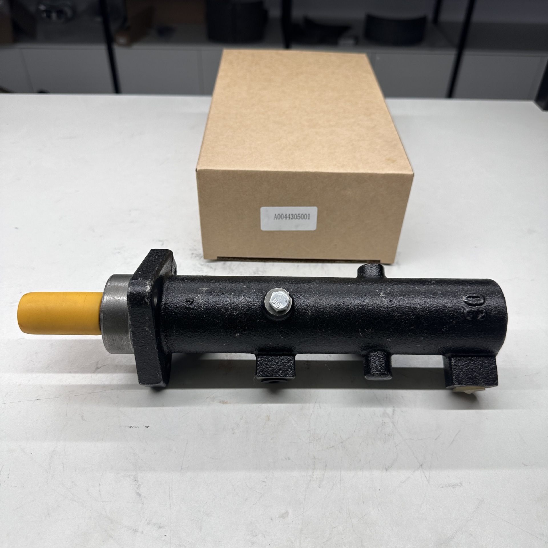 Suitable for Mercedes-Benz Brake Master Cylinder 0044305301 0044305001 A0044305301