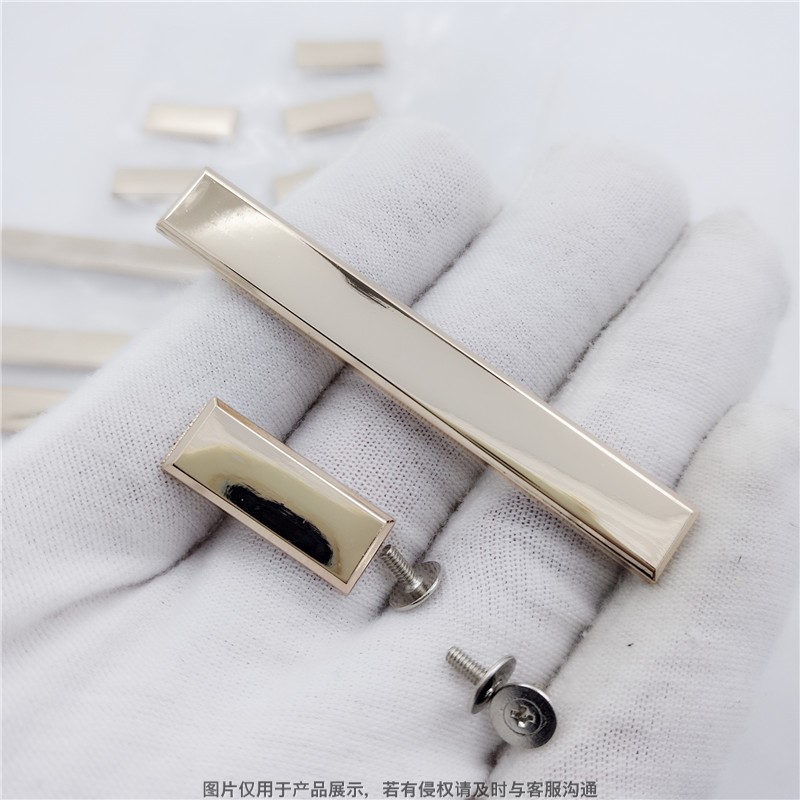 螺丝紧固镜面名牌皮盒63mm光感铭牌23款皮具盒63mm金标无字铭牌