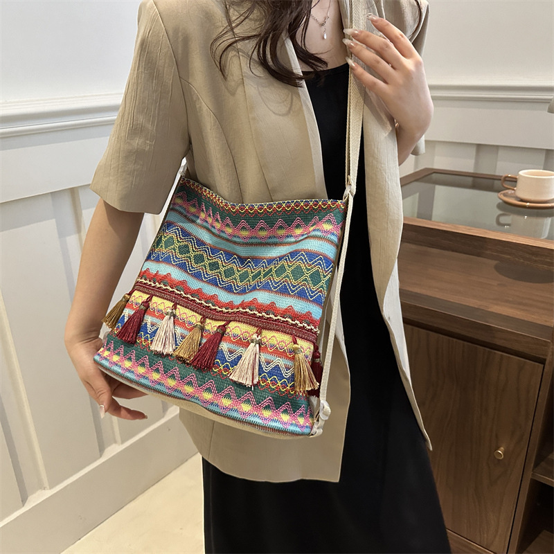 Gran capacidad de alto valor de la cara nacional estilo bolso de mochila para mujeres 2024 nueva moda amplio cinturón de hombro de hombro único bolso de flujo