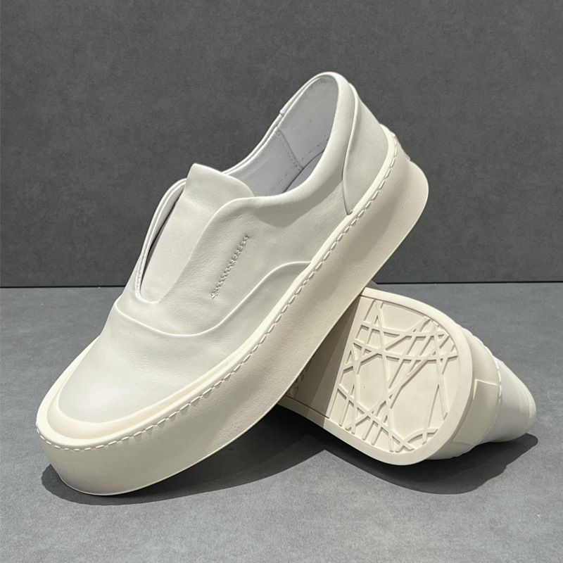 Weiße Schuhe sind lässig, mit dicken Sohlen, bequeme Freizeitschuhe und leichte, luxuriöse Business-Schuhe für Herren._voghion.com
