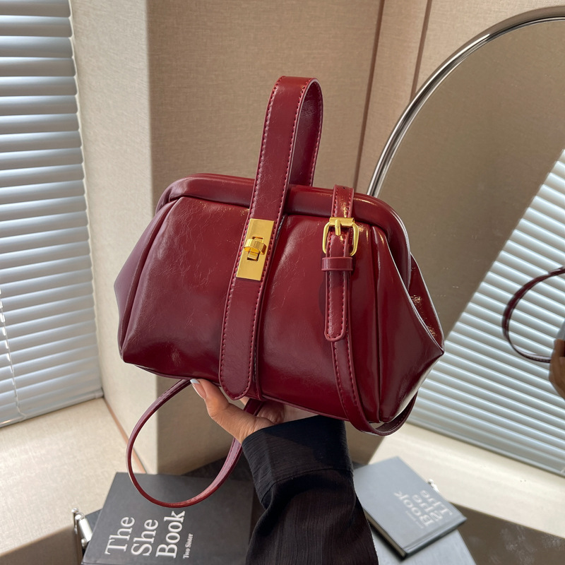 2024 otoño e invierno nuevo estilo bolso de diseño de nicho costuras de moda bolso de mensajero de hombro casual de todo fósforo bolso femenino de cercanías