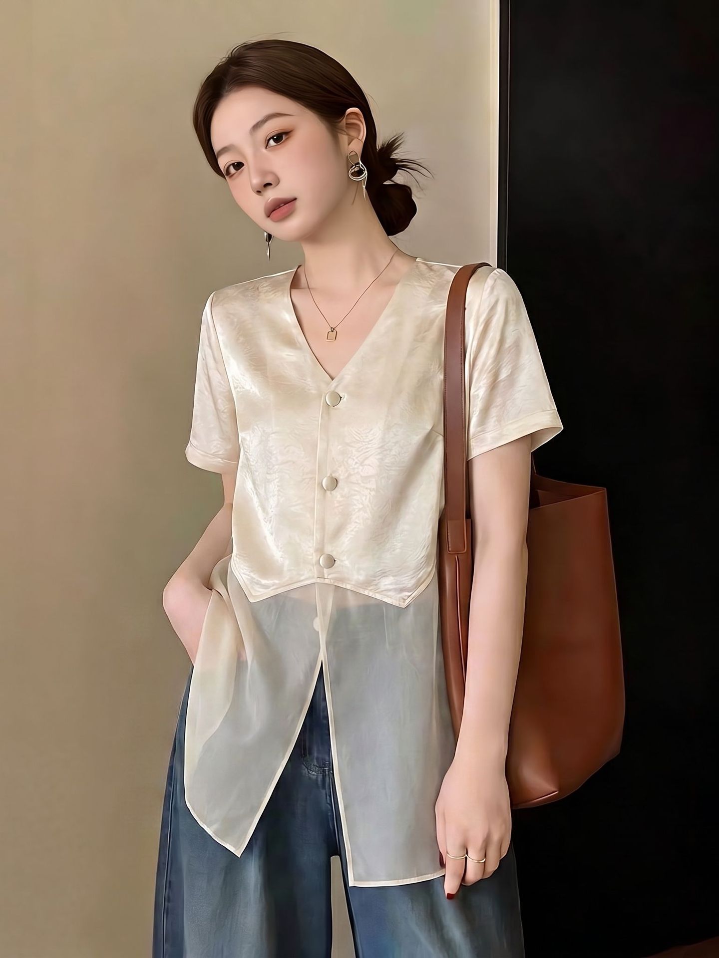Áo sơ mi nữ cổ V tay ngắn chất liệu satin acetate phối lưới viền gấu — màu đen