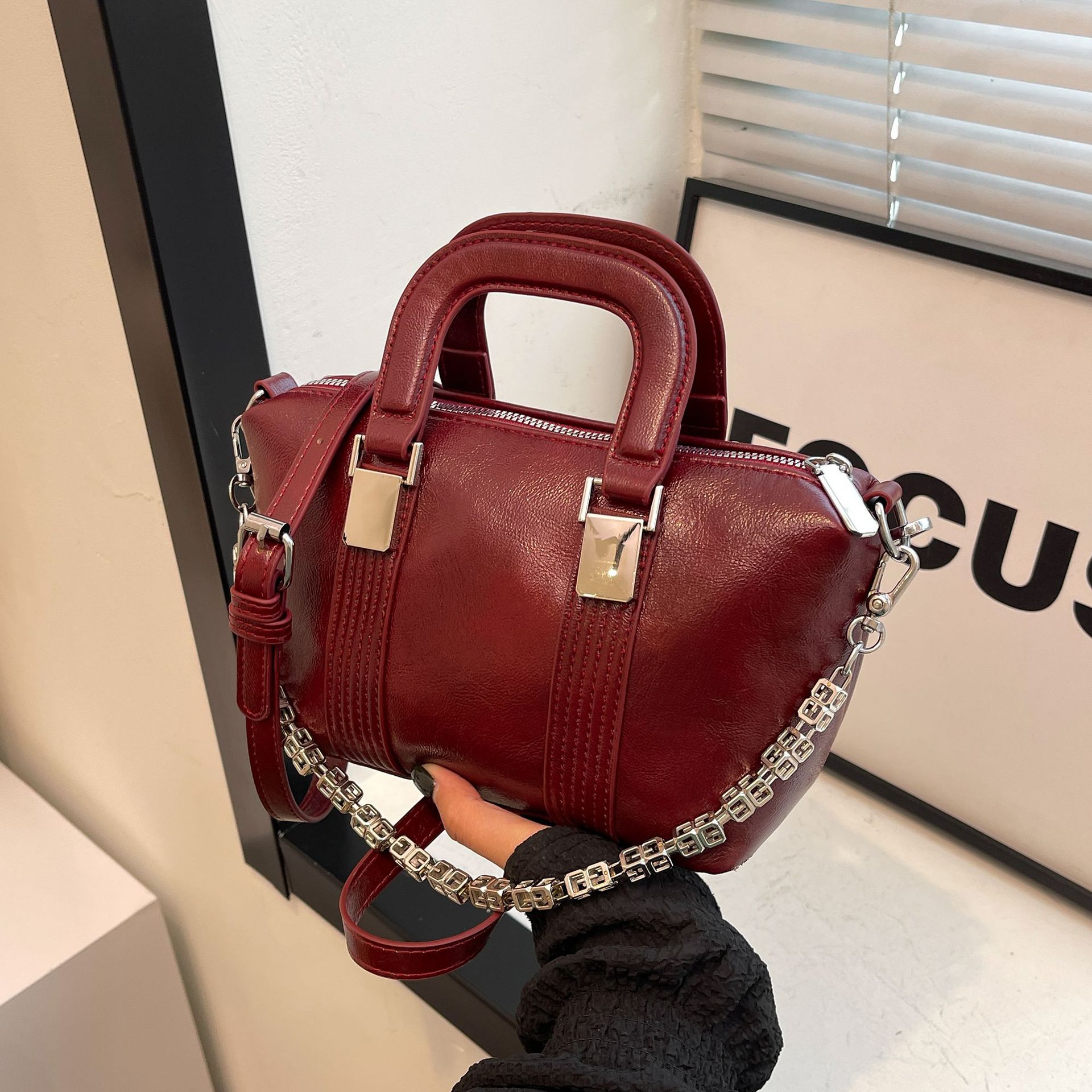 Bolso de mujer de moda bolso de mensajero de textura de color sólido 2025 otoño e invierno nuevo bolso de viajero simple bolso de mano