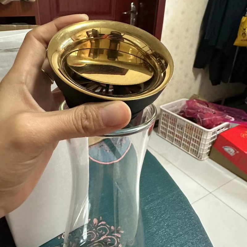 メーカーは金色の蓋を卸売りして、手で1000ミリリットルの水筒の高ホウ素シリコンガラスの水筒を作って厚くした|undefined