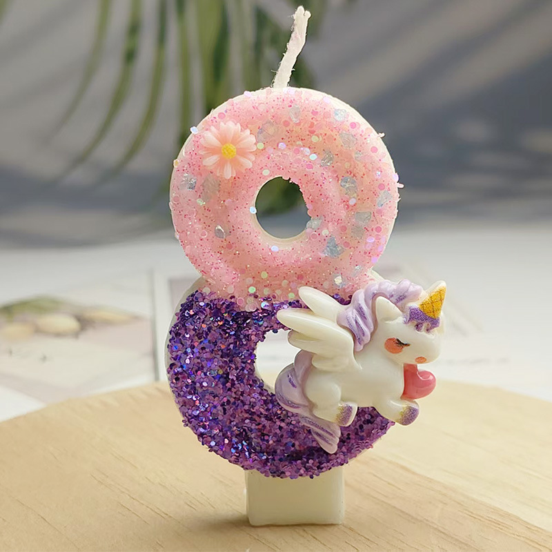 クリエイティブなデザインのかわいい漫画のユニコーンの誕生日キャンドルケーキの雰囲気の誕生日の装飾キャンドルの色が鮮やかです|undefined