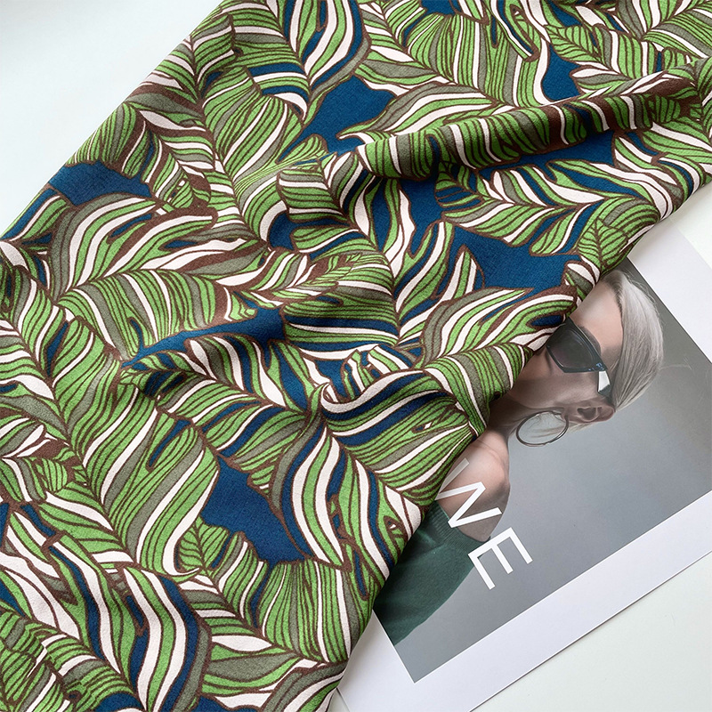 艺术感蓝底绿色树叶印花纯棉麻纱面料 时装衬衫连衣裙布料