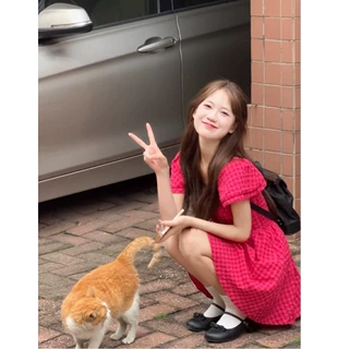 法式甜美玫红色格子小飞袖吊带连衣裙女夏收腰显瘦纯欲风少女裙子