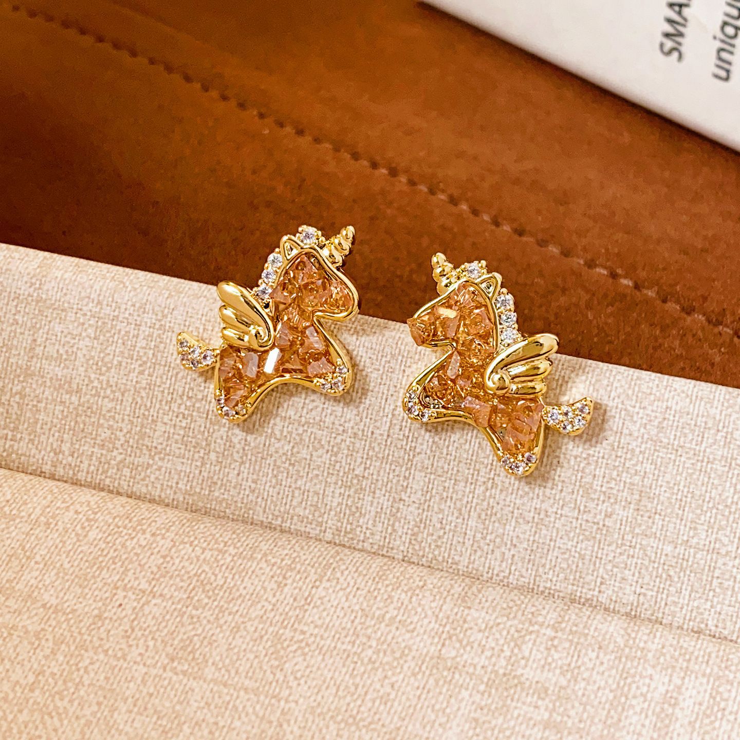 Oro verdadero eléctrico galvanis colgante de piedra pony pendientes collar ligero lujo nicho universal conjunto temperamento alta sensación de joyería mujer
