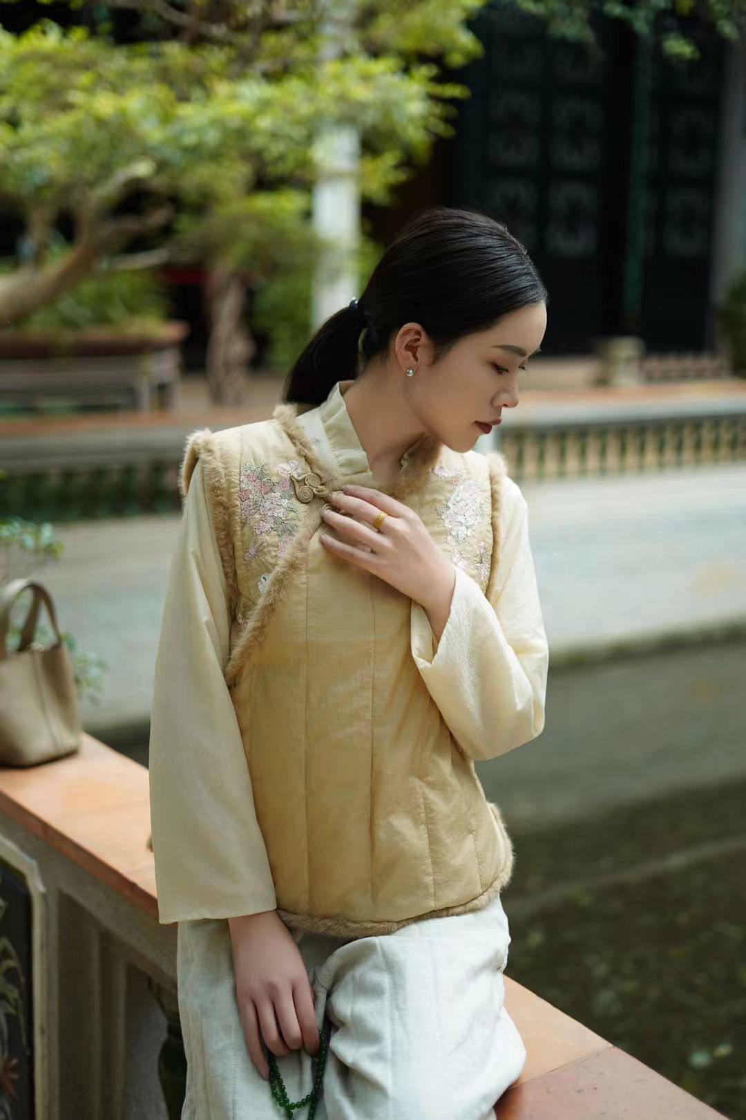 밝은 노란색