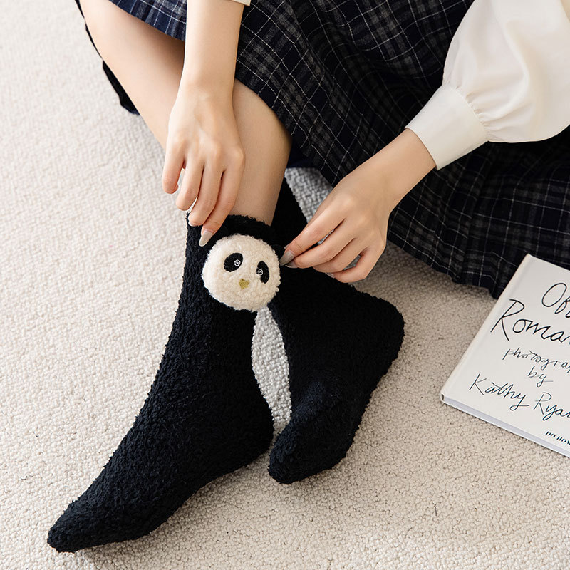 Venta al por mayor puesto de venta de calcetines de piso baratos calcetines de mujer engrosados media pantorrilla otoño e invierno Zhuji calcetines de terciopelo de coral Super Yu fábrica