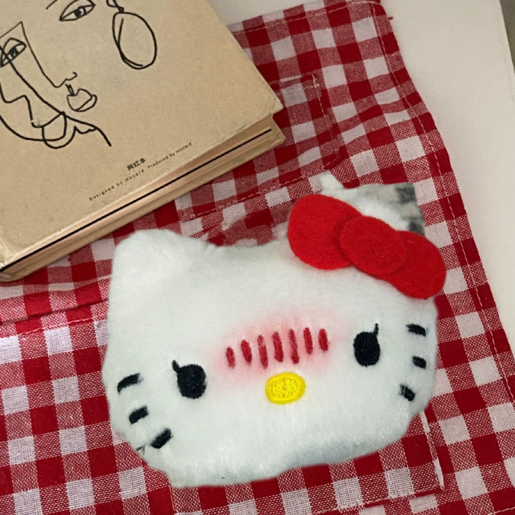 Брелок-подвеска Hello Kitty плюшевый, универсальный, маленький 2,8×2,2 см с металлическим карабином