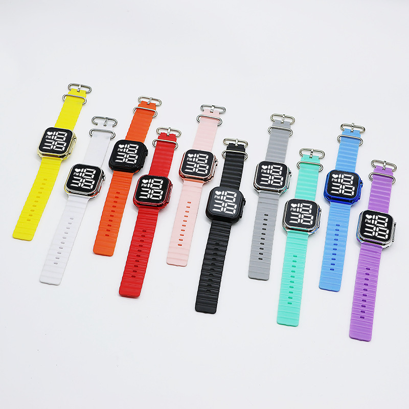 Ventas transfronterizas calientes LED reloj electrónico nocturna galvanizado lámpara blanca digital simple moda estudiantes hombres y mujeres reloj cuadrado