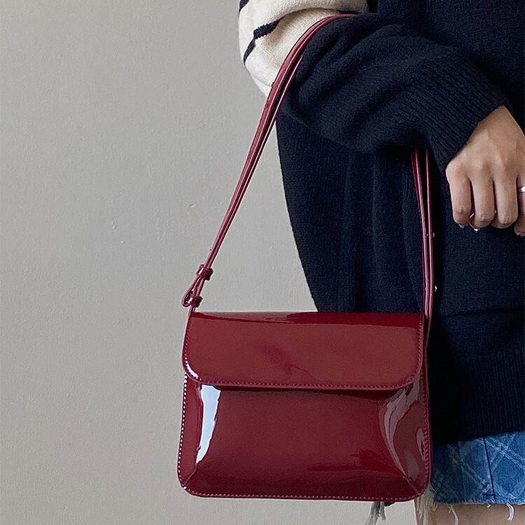 Hong Kong Style Retro Burgundy Single-Shoulder Small Square Bag Patent Leather Glossy Underarm Bag 2026 Fashionable Versatile Handbag Crossbody Bag Hong Kong Style Retro Burgundy Single-Shoulder Small Square Bag Patent Leather Glossy Underarm Bag 2026 Fashionable Versatile Handbag Crossbody Bag