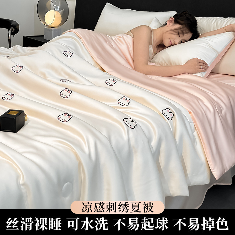 Edredón fresco de verano de seda de hielo de cuatro piezas 2025 nuevo estilo sedoso para dormir desnudo, colcha de aire acondicionado se puede lavar a máquina verano