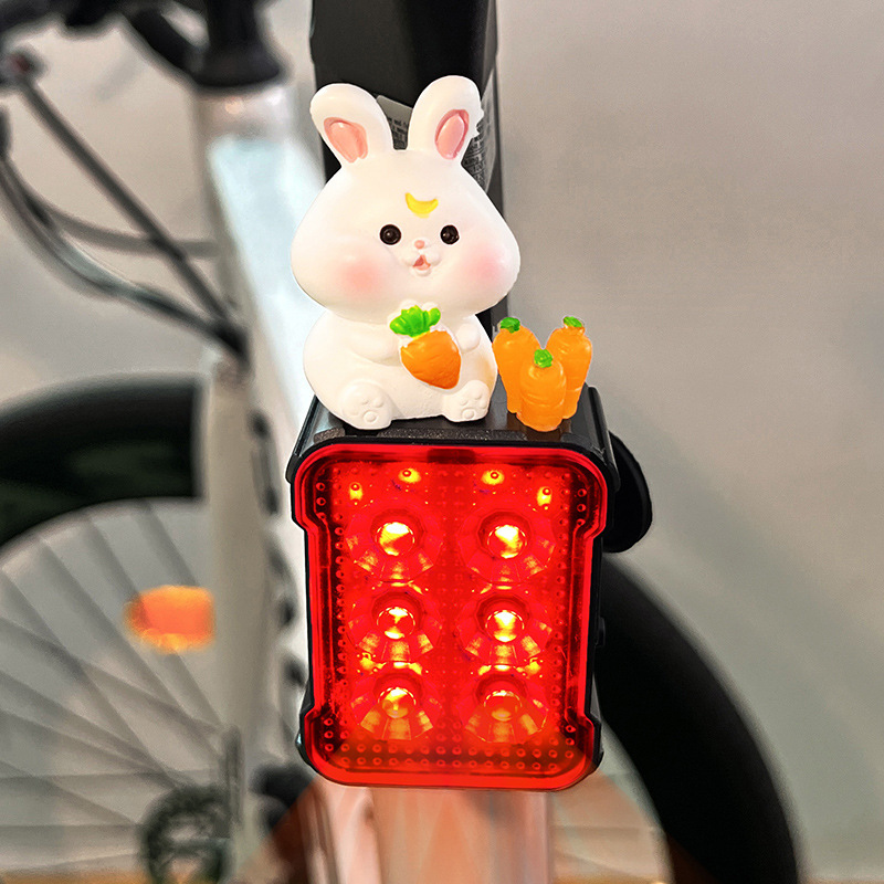 自転車ライトのヘッドライトの強い光の夜はテールライトに乗ります。|undefined