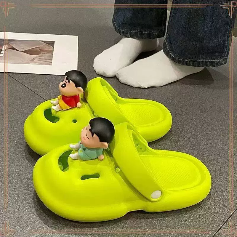 Модные женские сабо, новинка 2025 года, милые нескользящие летние пляжные тапочки с закрытым носком и рисунком карандаша Shin-chan