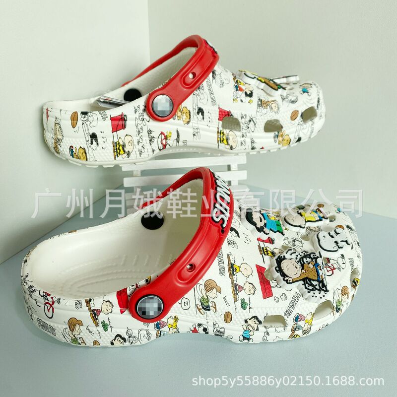Croos Children's Clogs Snoopy Casual Branded Closed-Toe Unisex Non-Slip Soft Beach Sandals Available for Wholesale