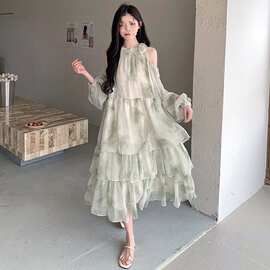 浅绿色法式气质漂亮露肩连衣裙女2025初春新款温柔荷叶边度假长裙