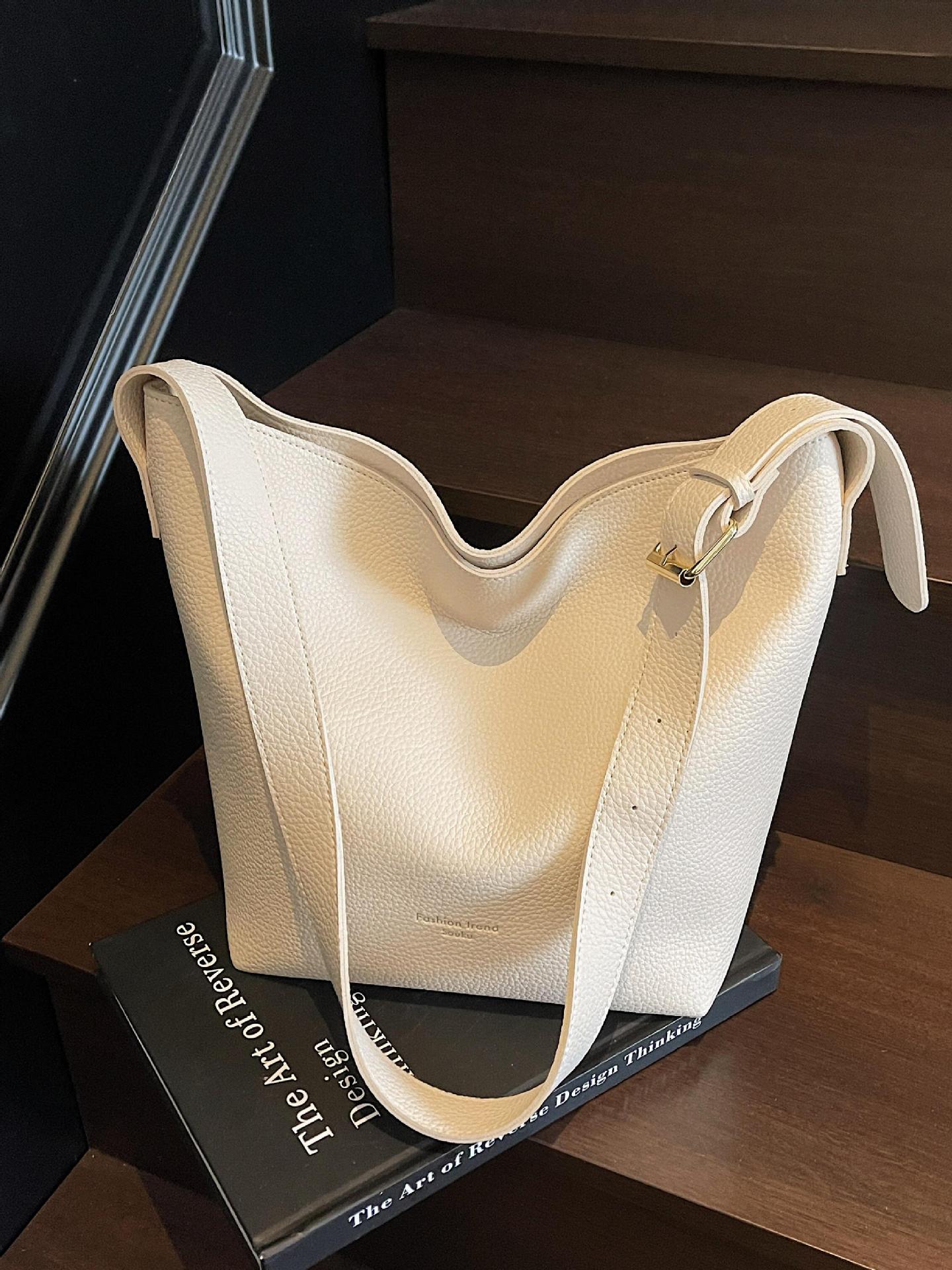 Bolso de cubo de fuego súper retro transfronterizo para mujer 2025 nuevo bolso de hombro simple casual de todo fósforo bolso de mensajero de superficie suave de moda