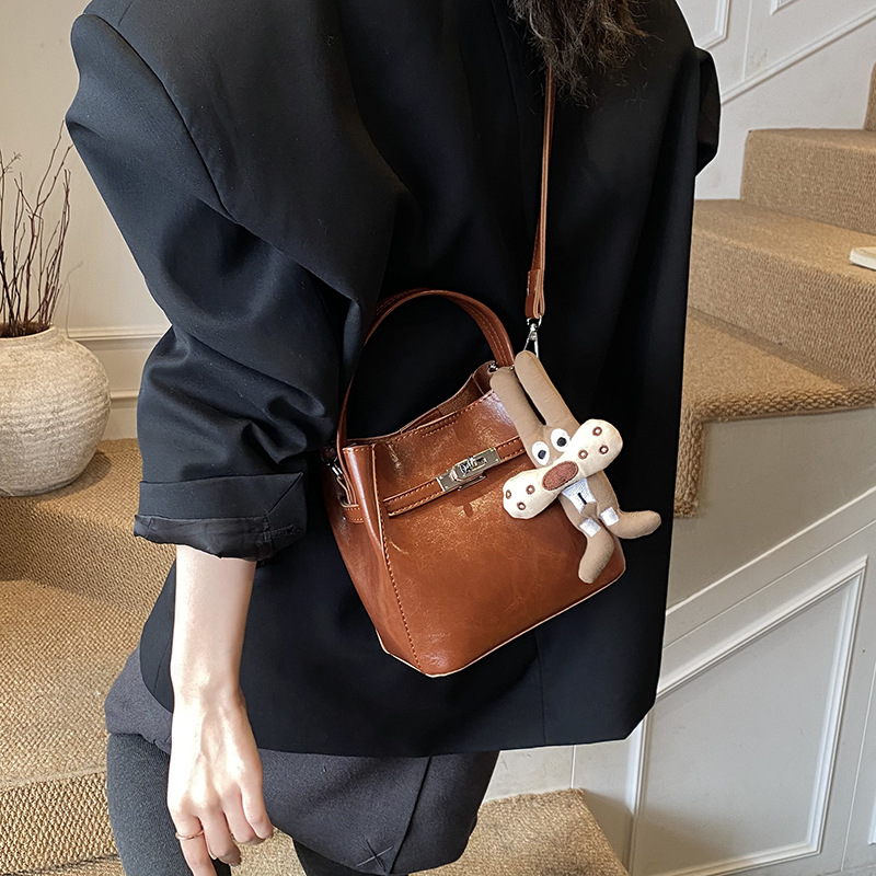 Bolso de viaje bolso de cubo de mano mujer 2025 nuevo otoño invierno alto sentido retro bolso de hombro relajado bolso de mochila