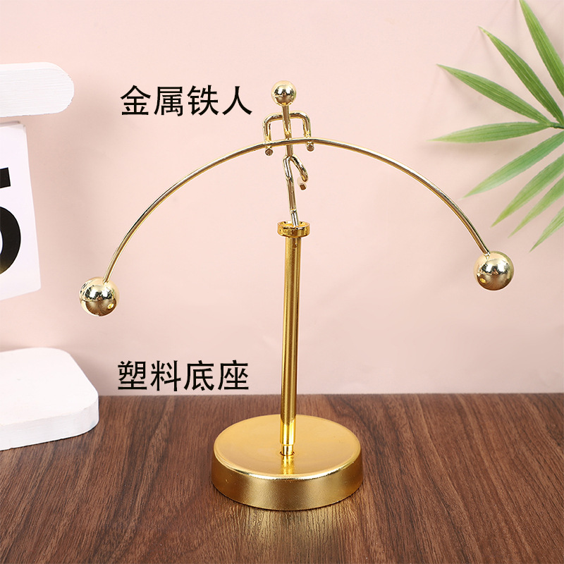 Adorno metálico de equilibrio tipo Iron Man — decoración creativa para escritorio o regalo escolar y de cumpleaños