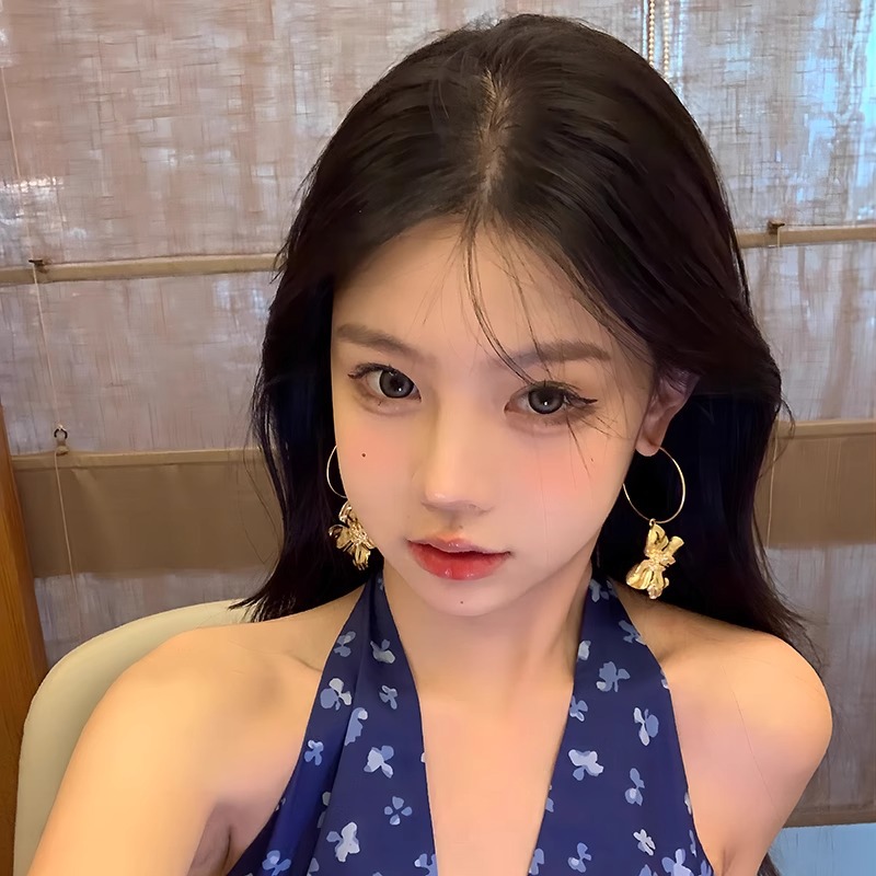 New Gold Flower Earrings for Women, Light Luxury Niche Design, Exquisite and High-End, Exaggerated Socialite Style, Versatile Ear Jewelry