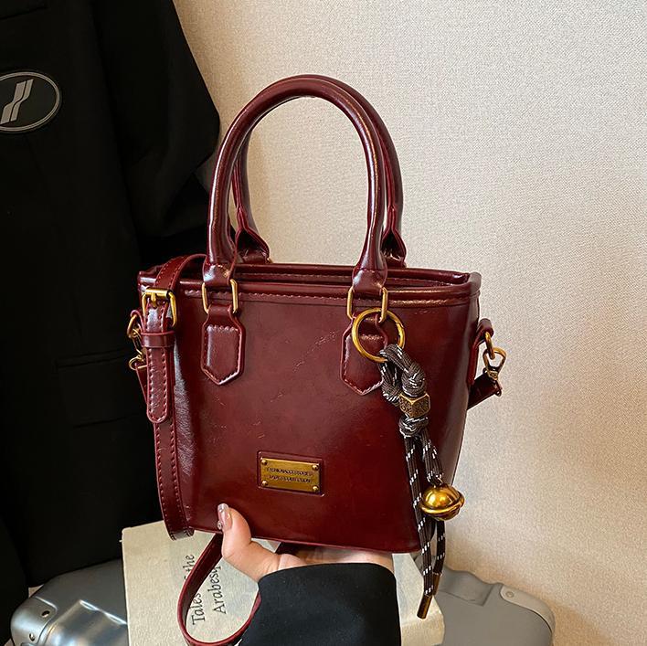 Retro versátil simple bolso de cubo portátil 2025 nuevo bolso de mujer nicho manuscrito de moda coreana bolso de hombro