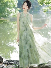 新中式女装无袖挂脖连衣裙子夏季清冷松弛感穿搭吊带绿色碎花长裙