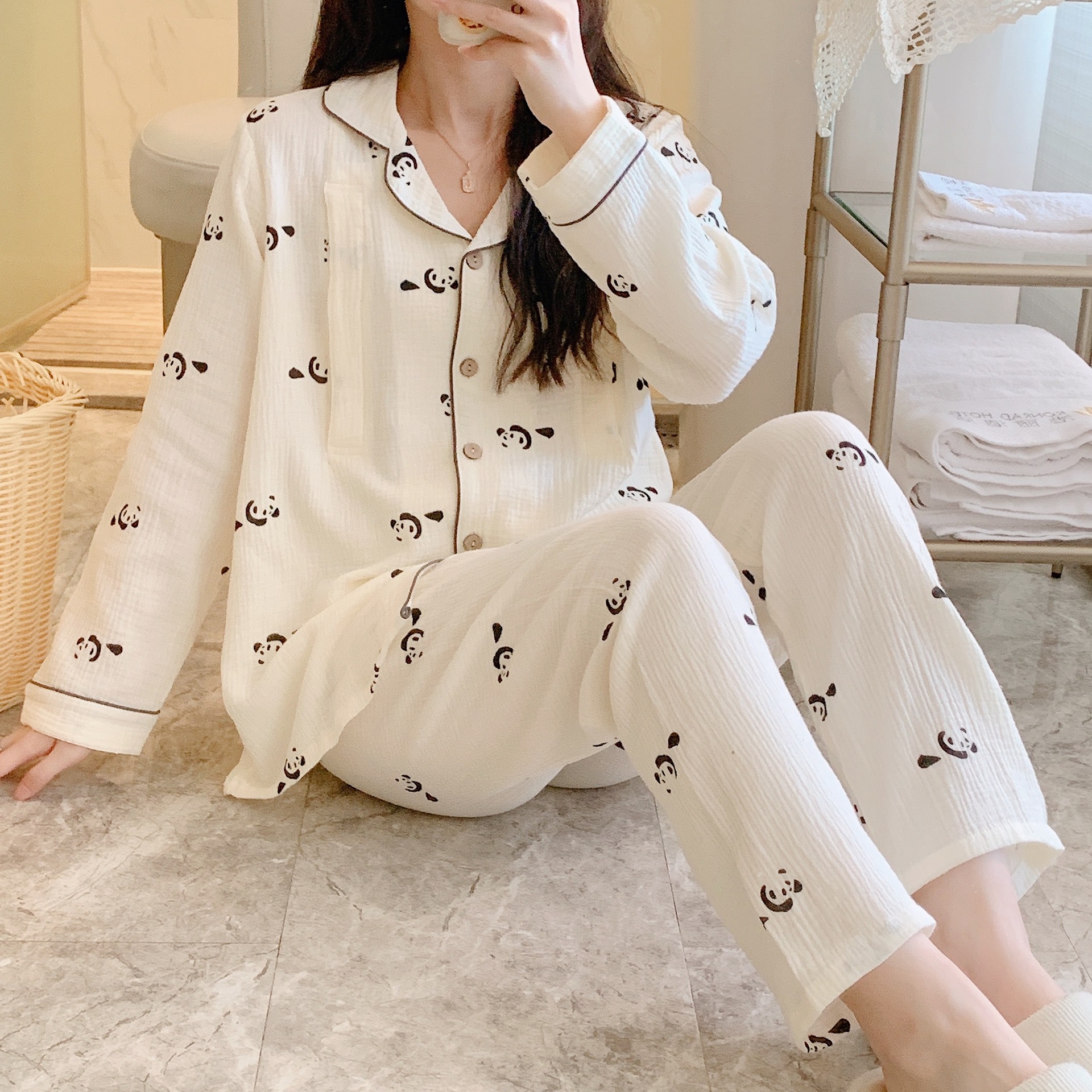 베이지 팬더-옷깃