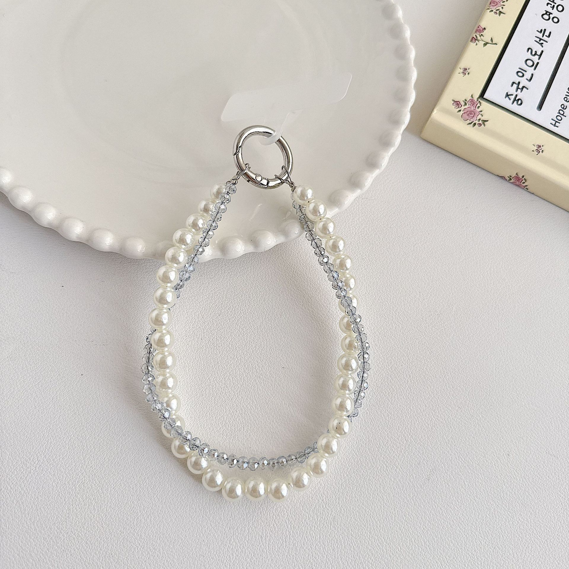 Boutique hecho a mano de alta gama teléfono móvil cadena colgante mujer estilo ins cristal coreano perla enrollamiento cadena de muñeca moda corta