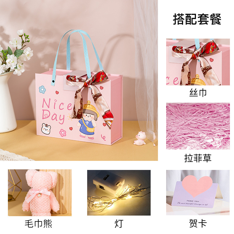 Переносной ящик; Розовая коробочка с вишневым цветом + трава + шелковый шарф + гирлянды + мишка-полотенце + поздравительная открытка; детская переносная коробка небольшого размера 18*13*6,5 см.