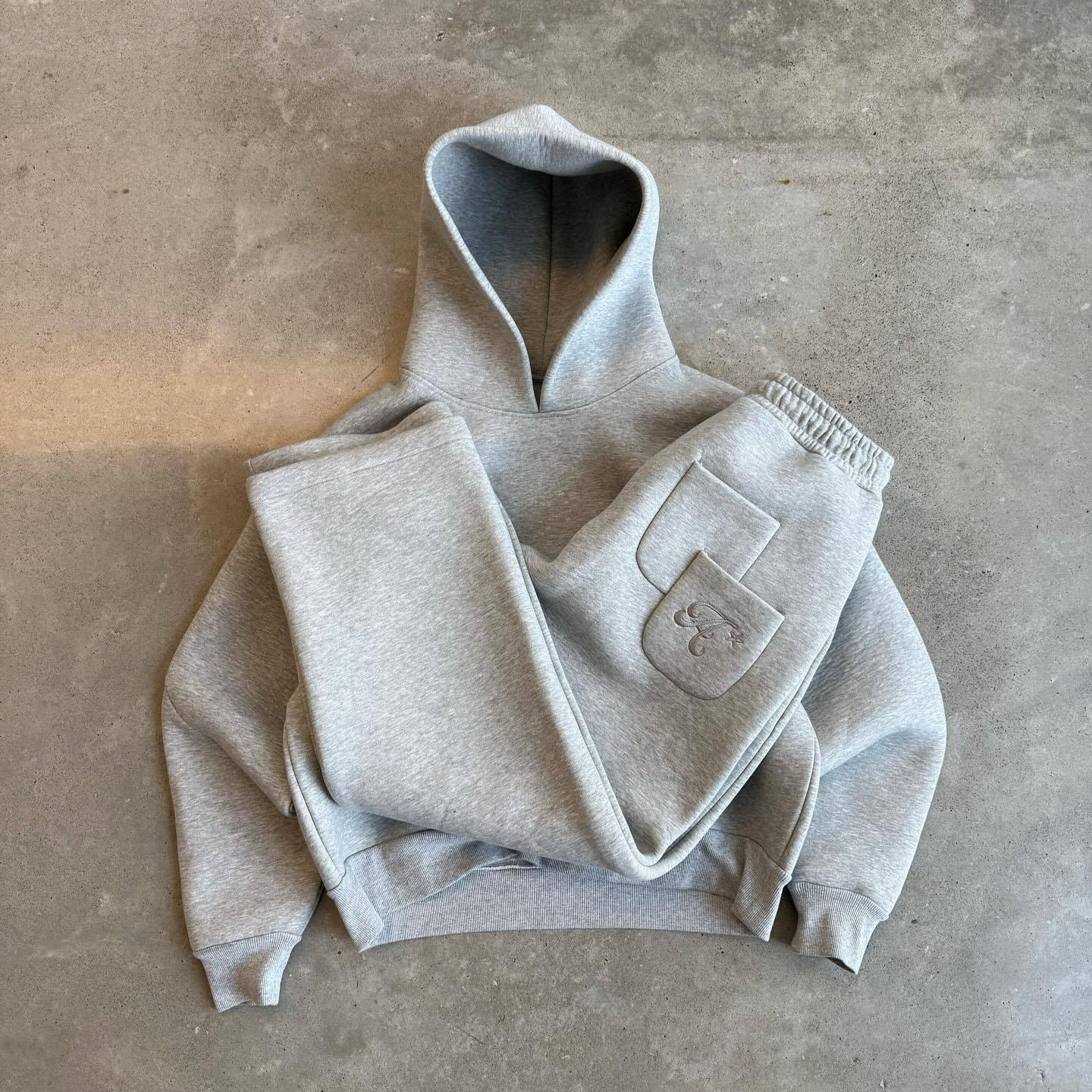 Der Saint Alexander Trainingsanzug ist ein Verkaufsschlager und besteht aus einem flauschigen Kapuzenpullover und einer Hose aus atmungsaktivem Air-Layer-Gewebe._voghion.com