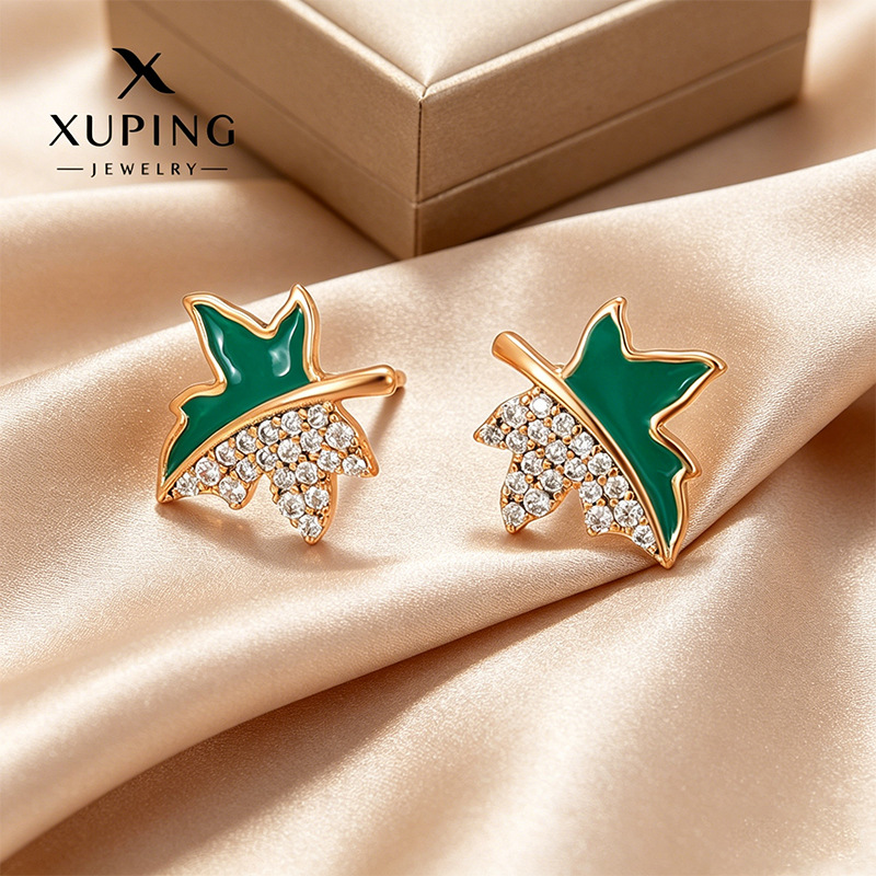 Xuping aleación de cobre chapado 18k series de goteo de aceite de joyas artificiales de hoja de arce exquisitos pequeños y fáciles de montar orejas para mujeres