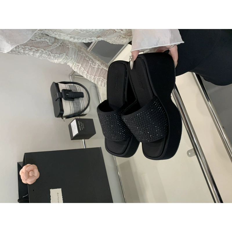 Европейская станция 2025: новые повседневные универсальные сандалии на толстой подошве с противоскользящей подошвой для женщин, летняя обувь для пляжа и отдыха на открытом воздухе.