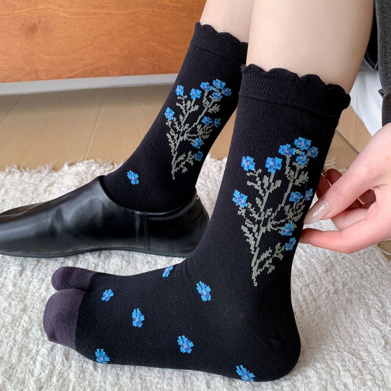 Autumn and winter toe socks for women, featuring a two-toe design, floral patterns, ruffled edges, and a Japanese-style, seamless cotton construction Autumn and winter toe socks for women, featuring a two-toe design, floral patterns, ruffled edges, and a Japanese-style, seamless cotton construction