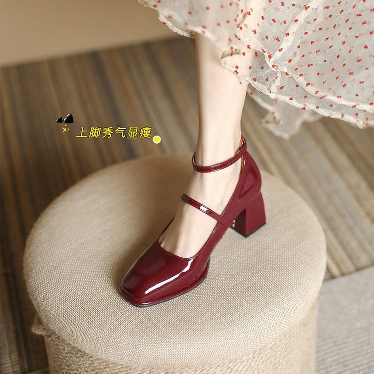 Retro chunky heel patent leather shoes small leather shoes 2023 spring new high heel red buckle Mary Jane women's shoes