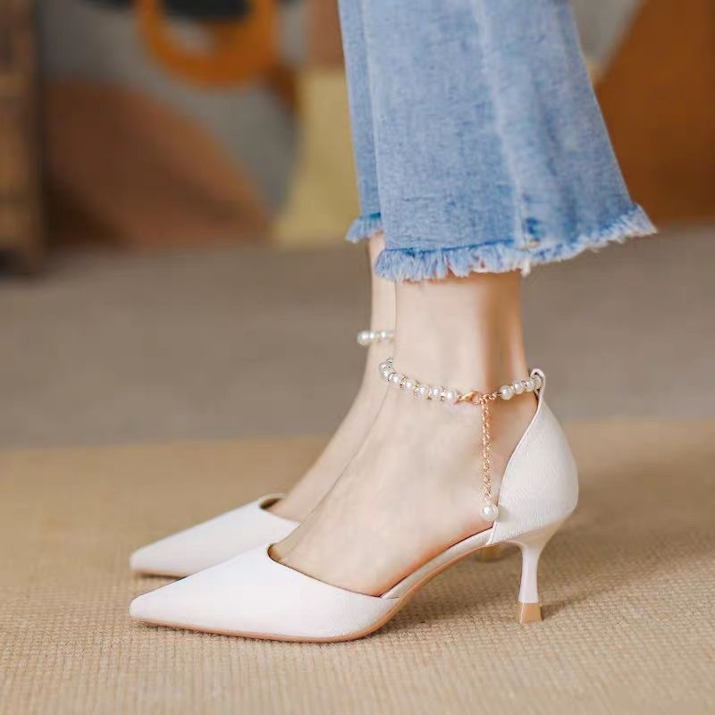 Zapatos de cabeza afilada para mujeres 2026 primavera nuevo estilo con perlas de hadas tacones altos blancos tacones delgados