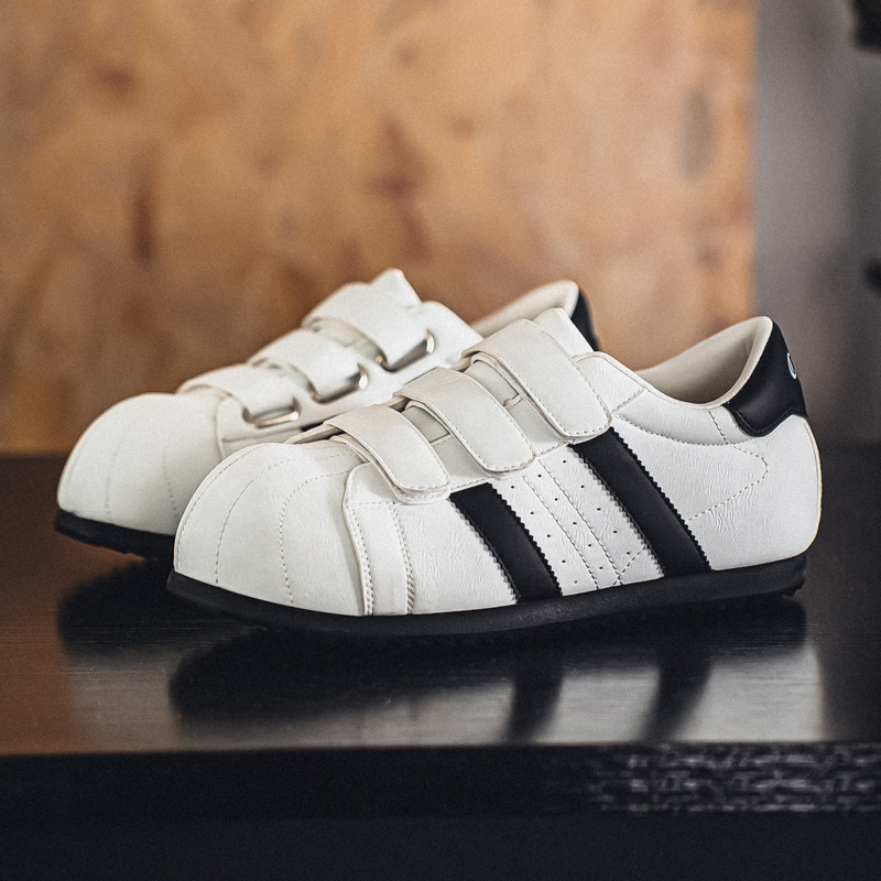 Designer-style German training shoes, 2026 autumn collection, casual sneakers with a diagonal stripe design, featuring a color-blocked pattern and a simple, street-style aesthetic, men's shoes