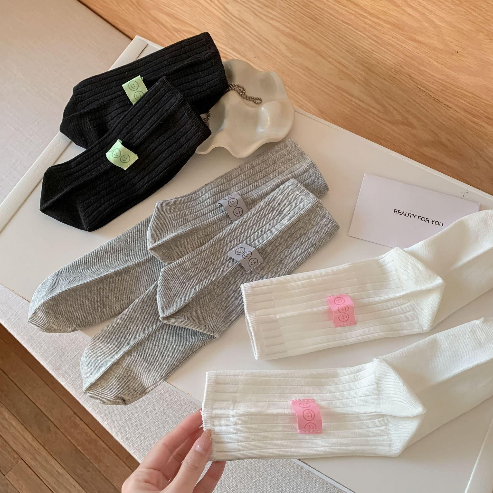 笑臉布標襪子女個性時尚運動棉襪舒適中筒襪學院風配博肯鞋春夏