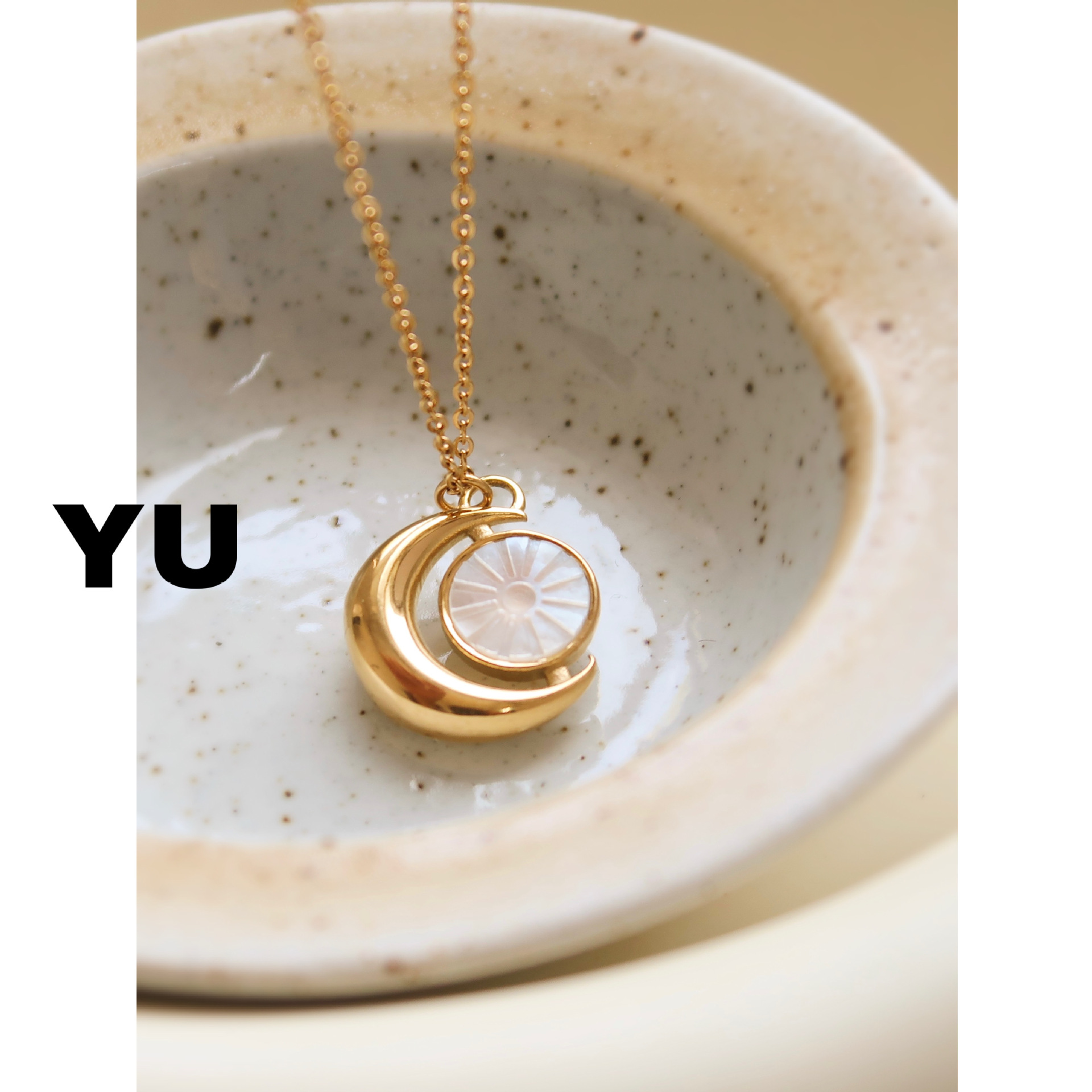 1 Piece Quantity Titanium Steel Simple Style Moon Plating Inlay Shell Pendant Necklace