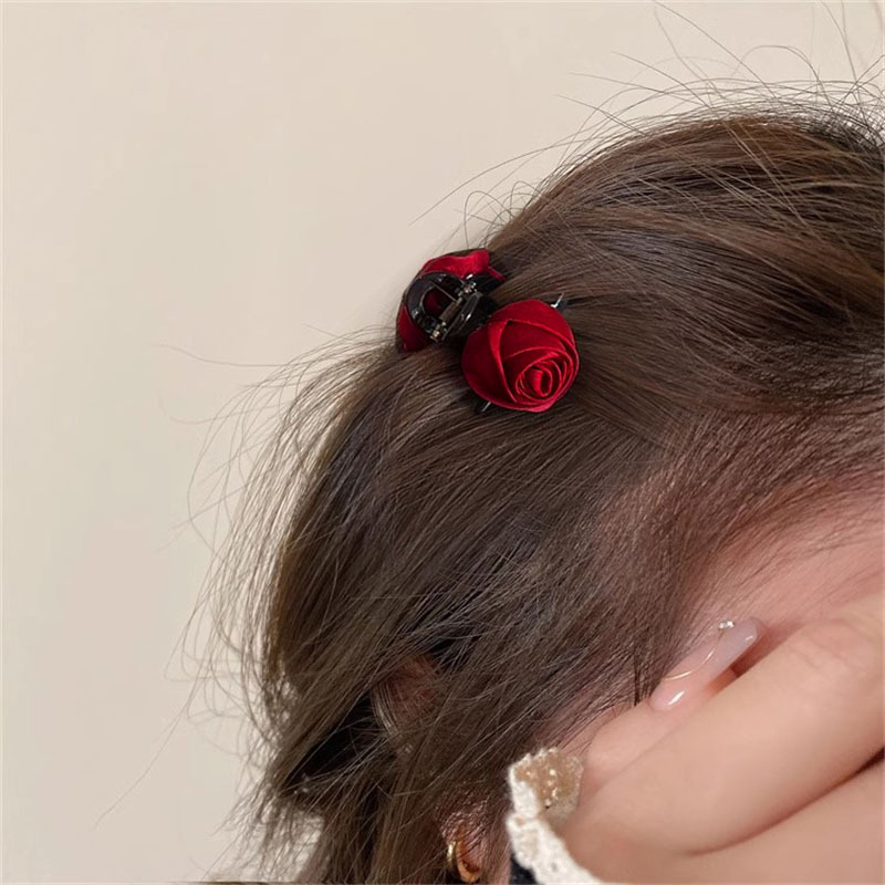 Clip de cabeza de princesa rosa roja satinada pequeña mujer lateral tocado clip de cabello de cabeza de tiburón clip de cabello de mitad