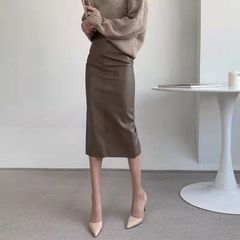 革のスカートの本革の女性の後でフォークのスカートの秋冬の韓国版の気質の高い腰の中の長いタイプのストレートのスカートはお尻の世代の髪を包みます。