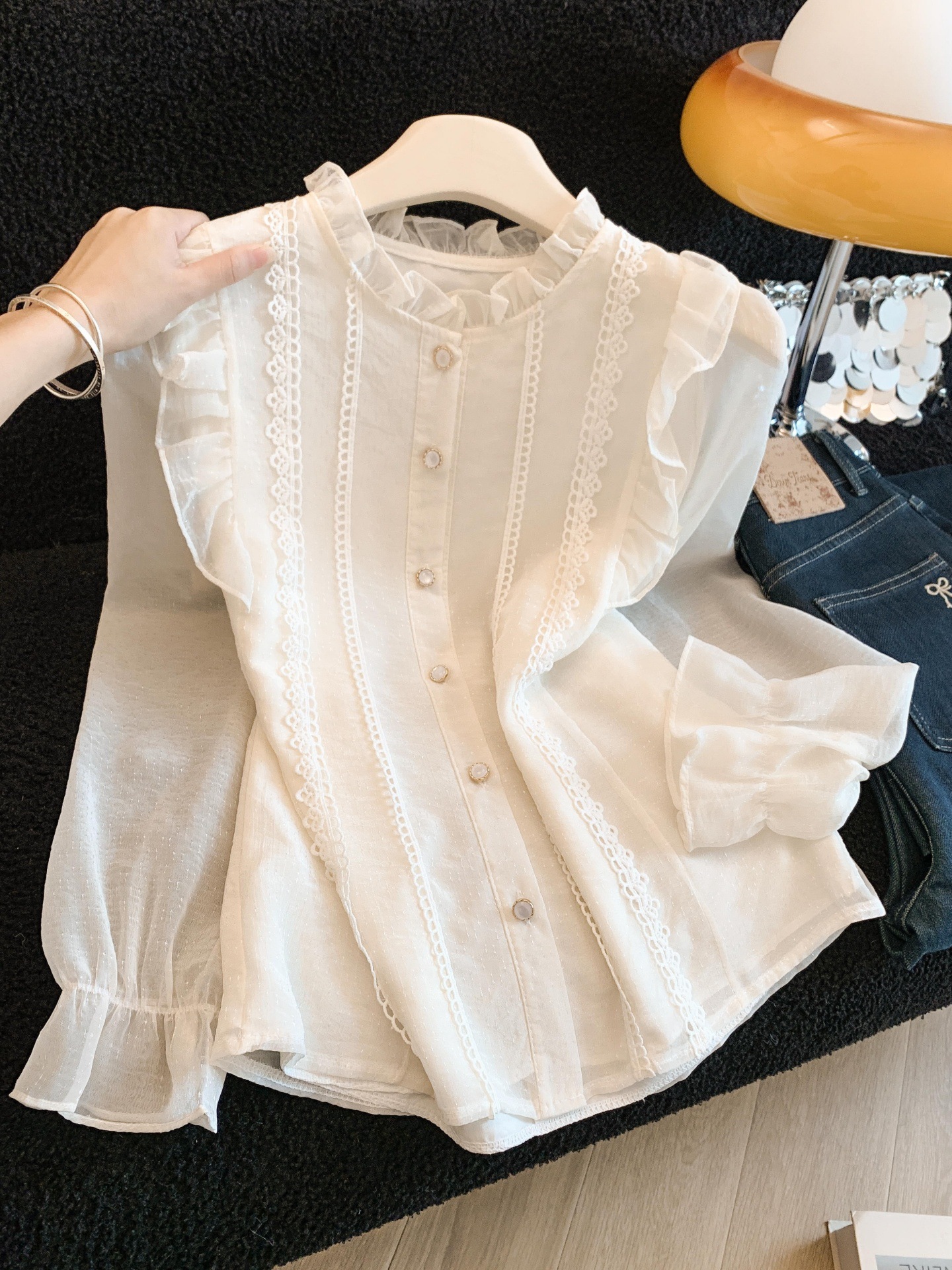 Damenbekleidung: Rüschenbluse mit Stehkragen im französischen Stil – luxuriös, elegant, jugendlich und stilvoll – Frühlingsoutfit_voghion.com