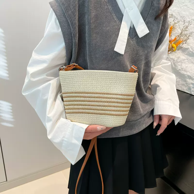当季新款草编包包女厂家批发简约设计时尚百搭水桶沙滩单肩斜挎包