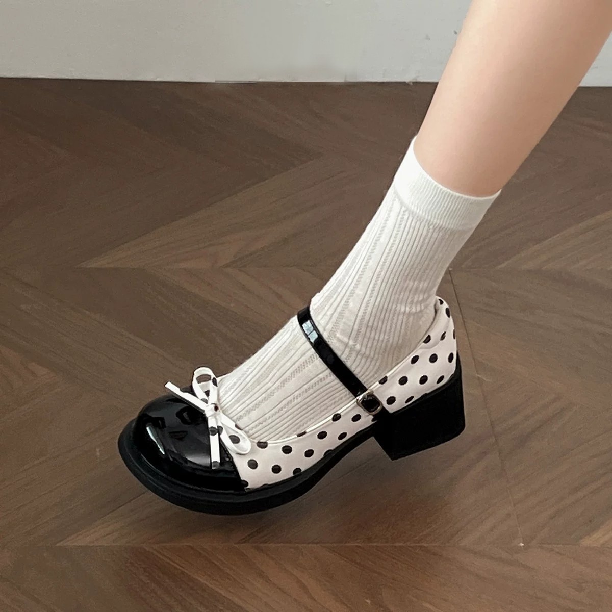Retro estilo francés de tacones gruesos y poco profundos zapatos de punto ondulado para mujeres 2026 nuevos zapatos de verano con una falda de altura de zapatos de una sola pieza