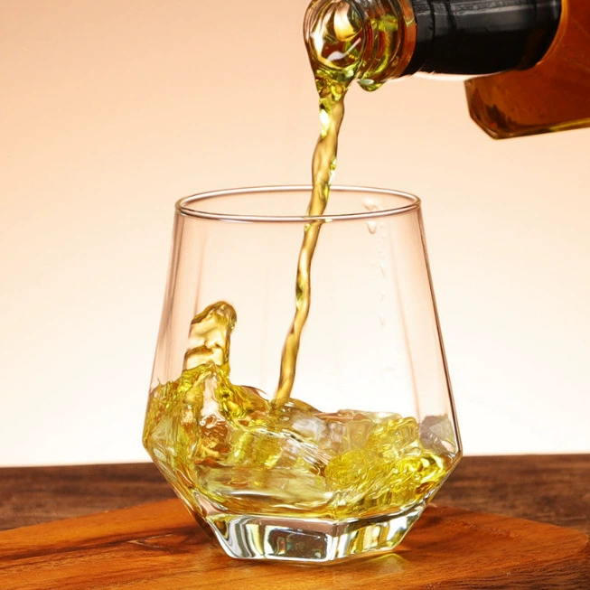 Стеклянный шестиугольный ресторан · Бытовая простая гостиная