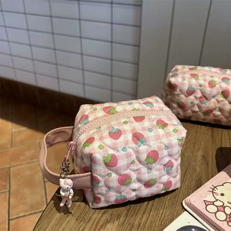 Пенал fresh strawberry стёганый органайзер, милый вместительный косметичка, компактный