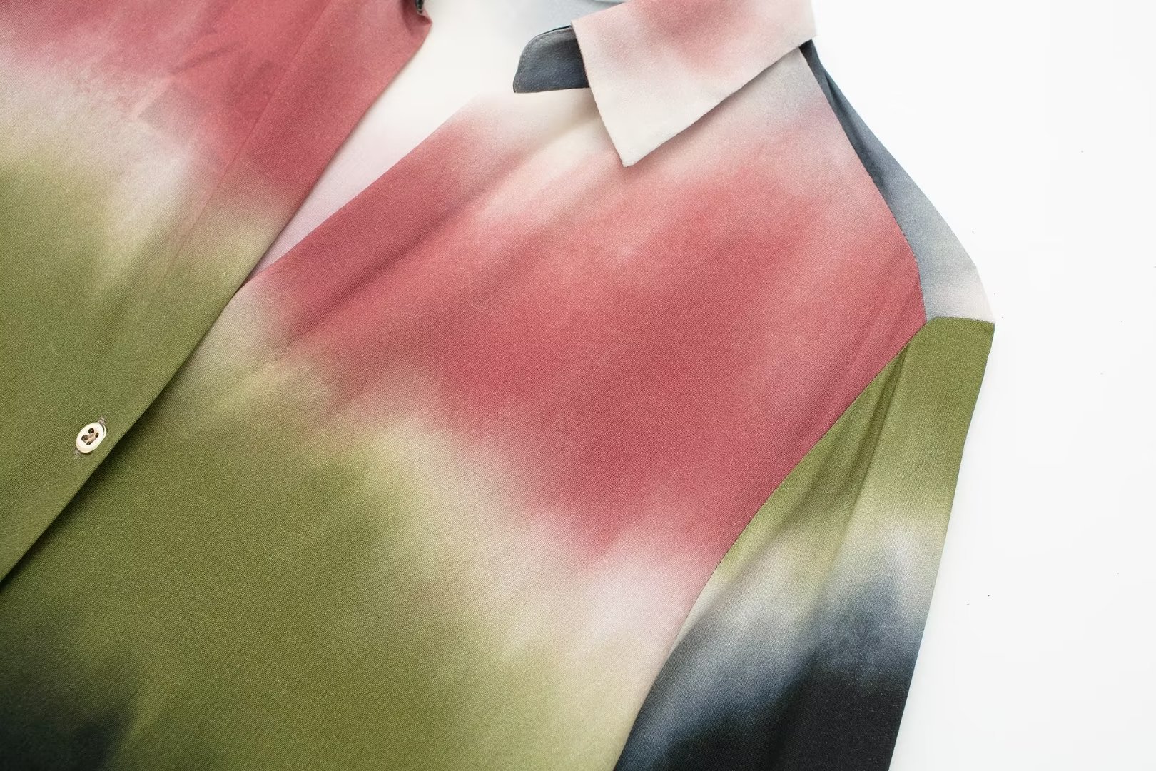 Neues Set aus Batikhemd und bedruckter Hose für Damen im Sommer 2024_voghion.com