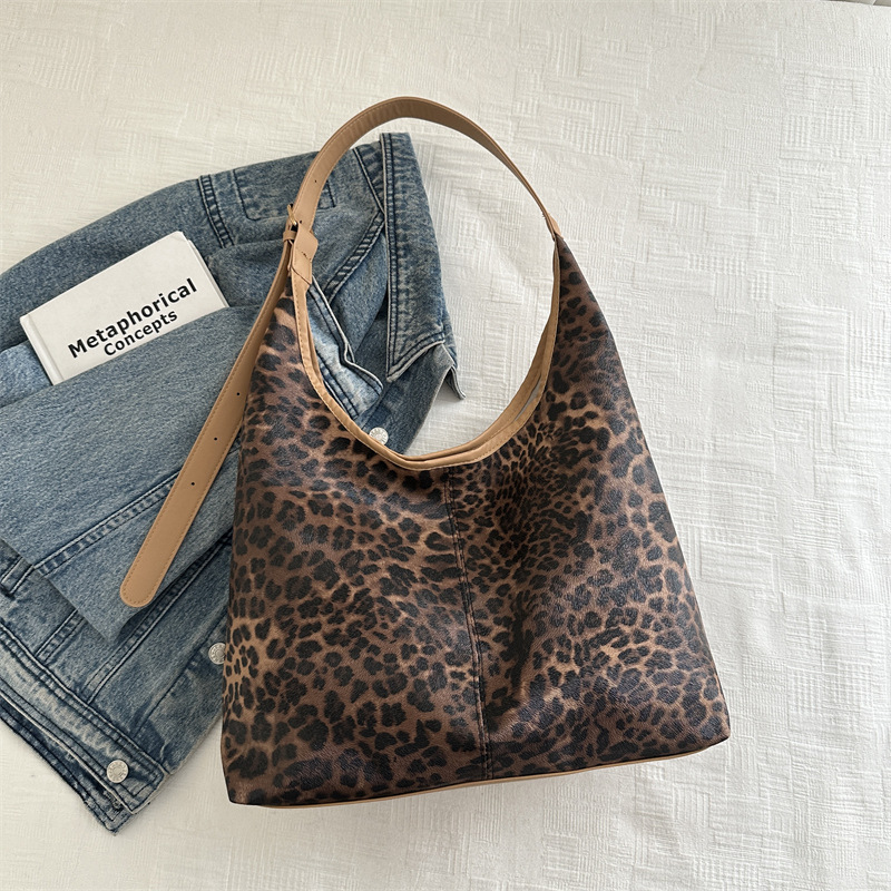 Bolsas de ocio coreanas de gran capacidad, bolsas debajo de las axilas, mujeres 2024 nuevas moda de leopardo, bolsas de mano populares.